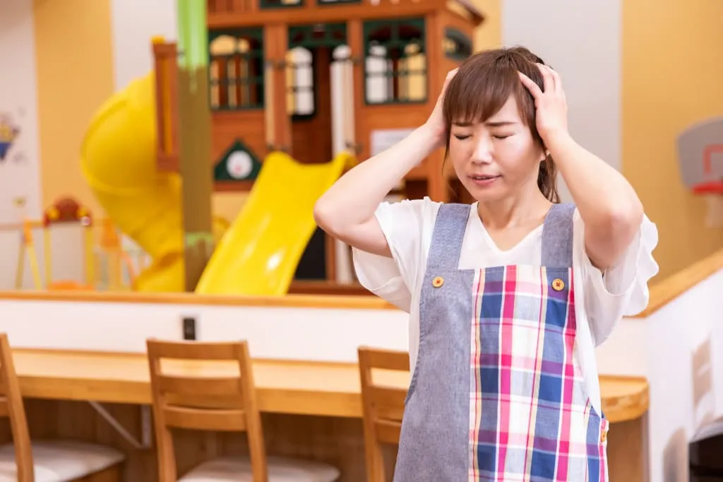 保育士転職に失敗して落ち込む女性